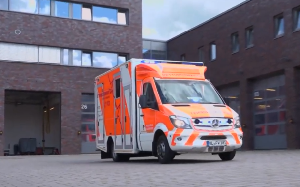 Rettungswagen fährt aus der Garage. © oeins