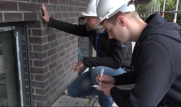 Auszubildender und Ausbilder auf einer Baustelle. © oeins